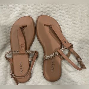 Only worn once to try on.